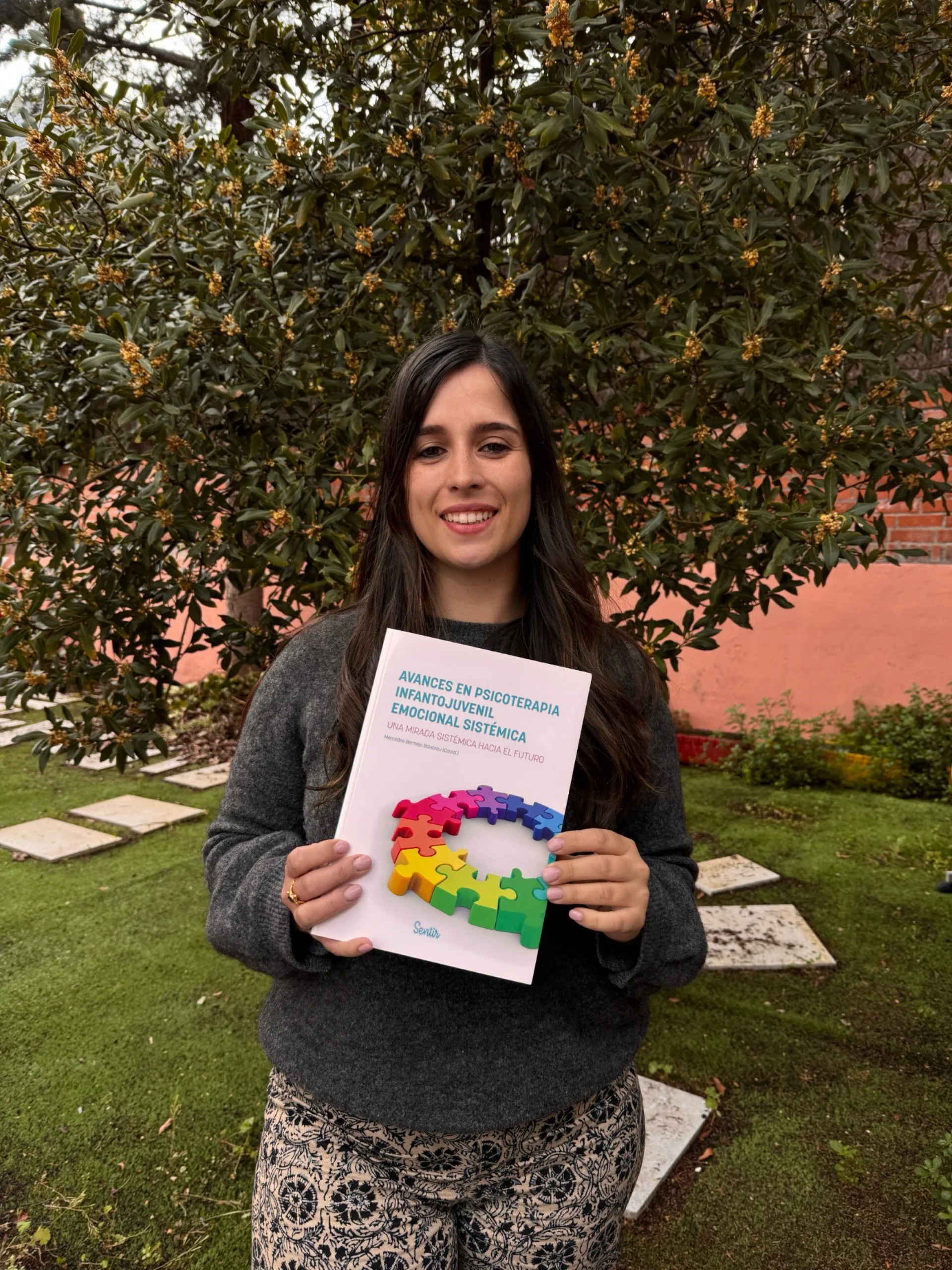 Foto de psicóloga con libro