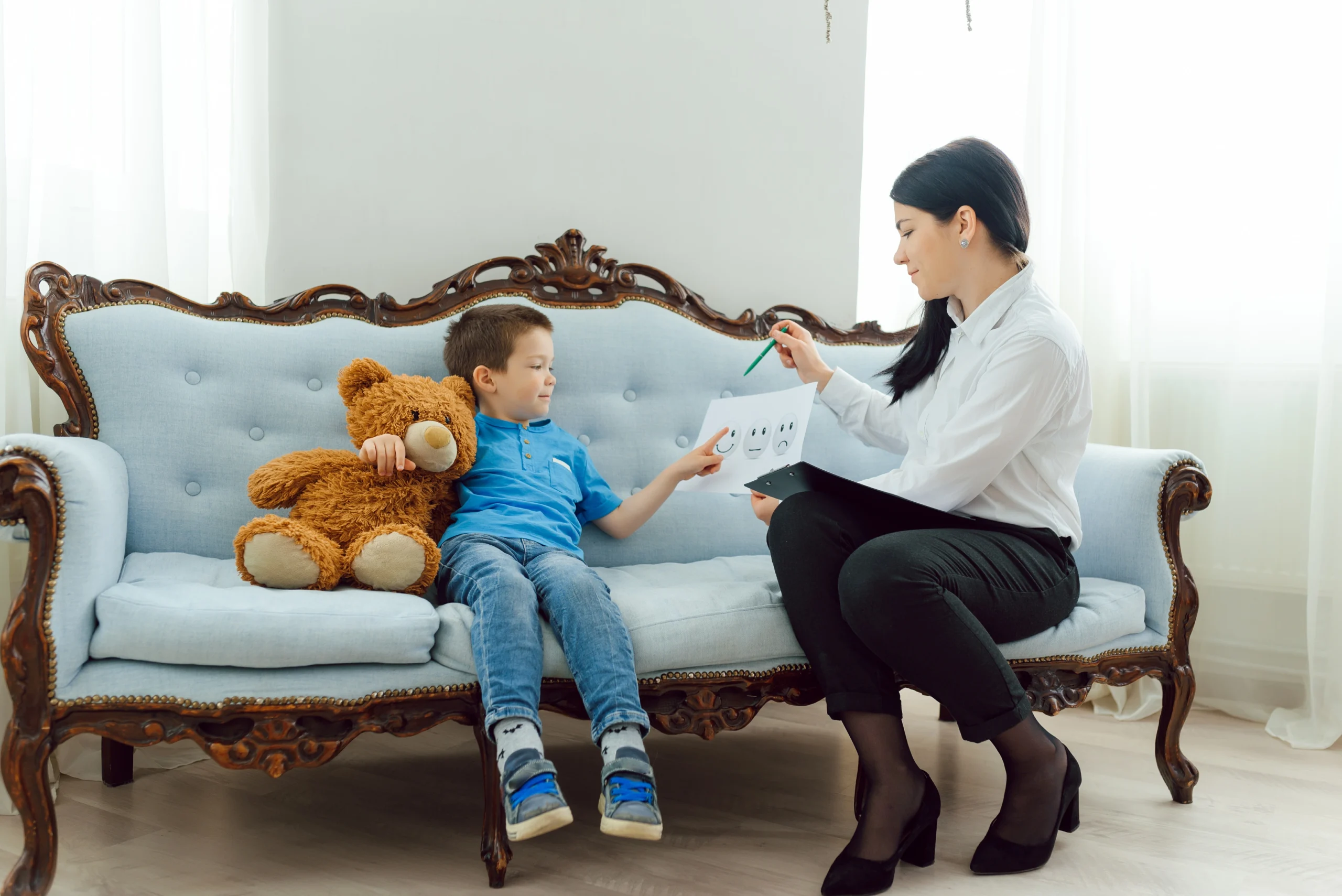 Psicóloga en terapia con niño
