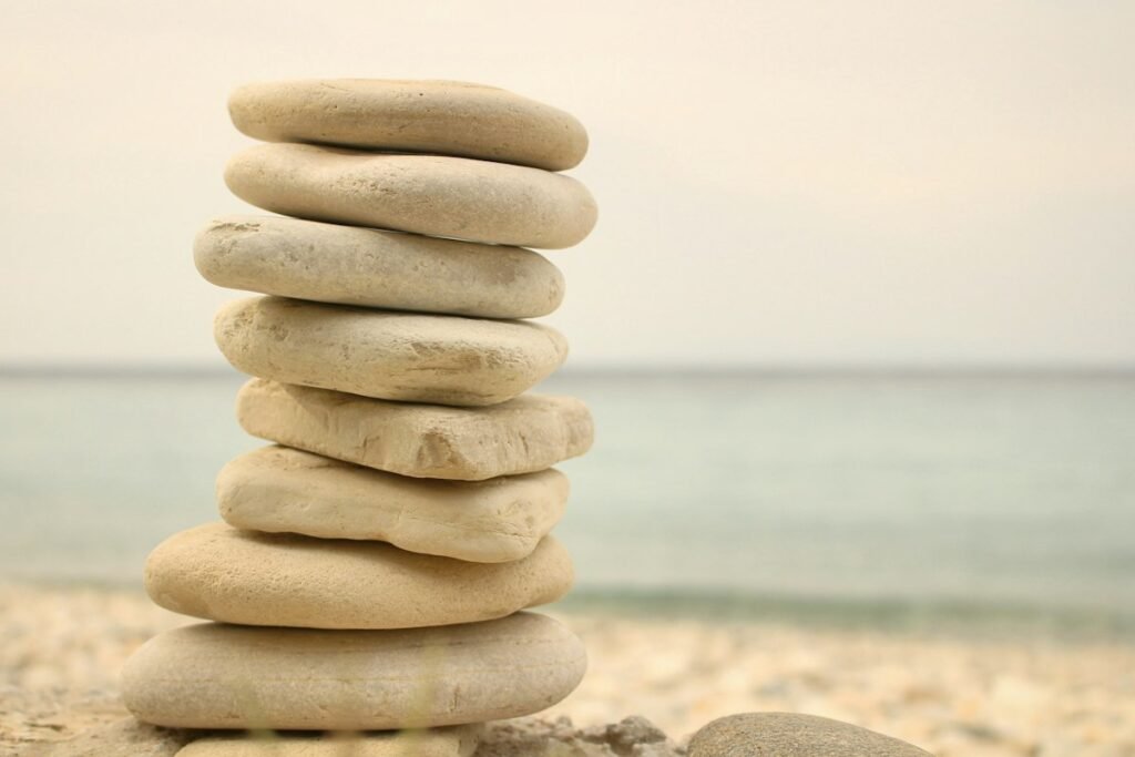 Piedras apiladas en equilibrio frente al mar