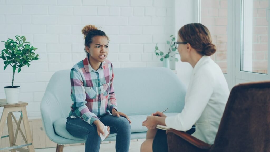 Adolescente conversando con su psicóloga en consulta