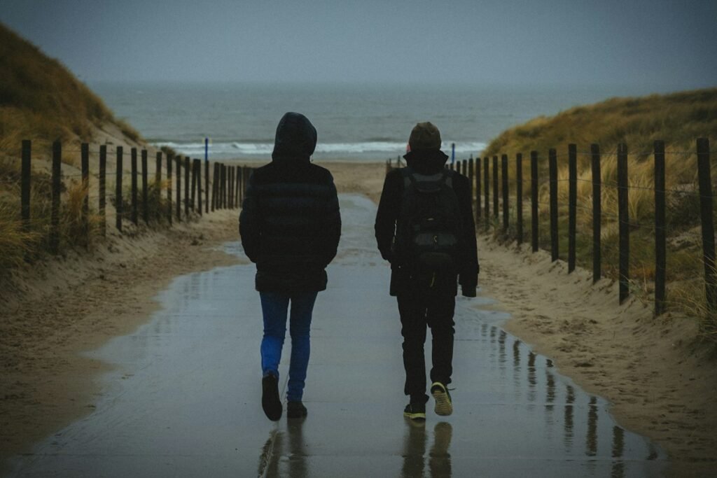 Pareja caminando junta hacia el mar