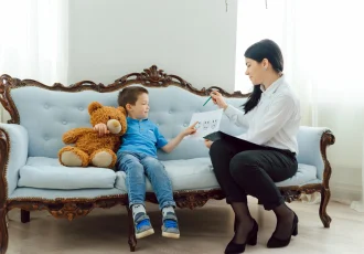 Psicóloga en terapia con niño